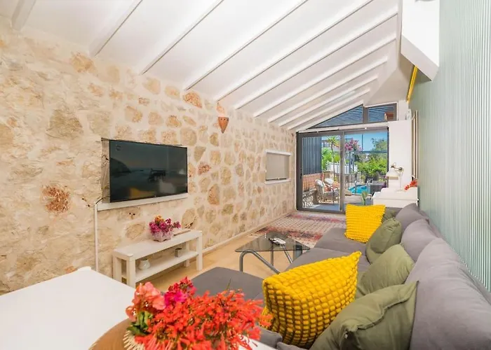 Merkezde Havuzlu 卡尔坎