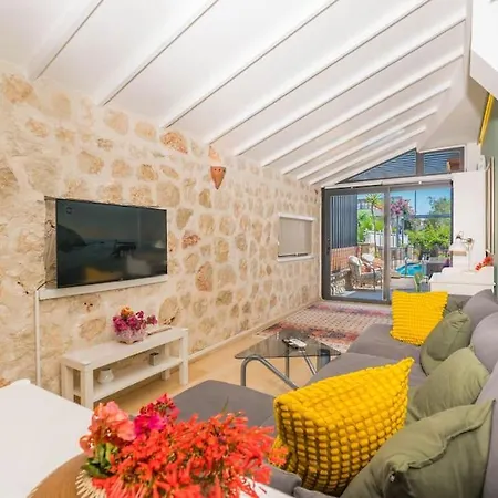 Merkezde Havuzlu Kalkan