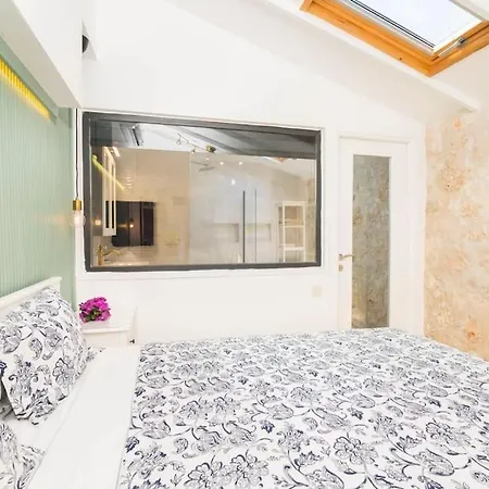 Merkezde Havuzlu Apartament Kalkan