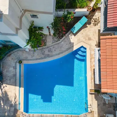 Merkezde Havuzlu Apartament *