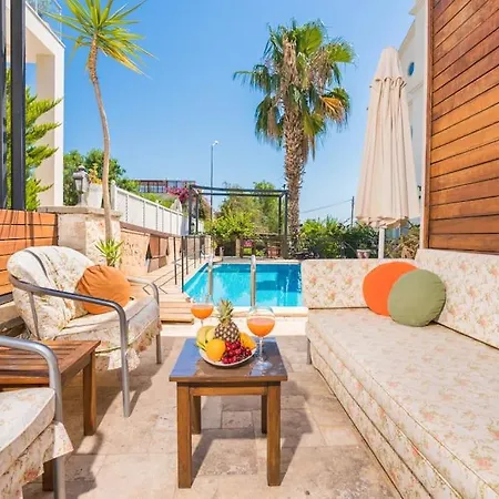 Merkezde Havuzlu Apartament Kalkan