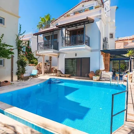 Merkezde Havuzlu Apartament *